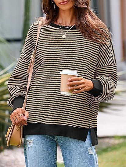 Damen Gestreifter Oversize-Sweater mit Rundhalsausschnitt und Seitenschlitzen Echo Archiv
