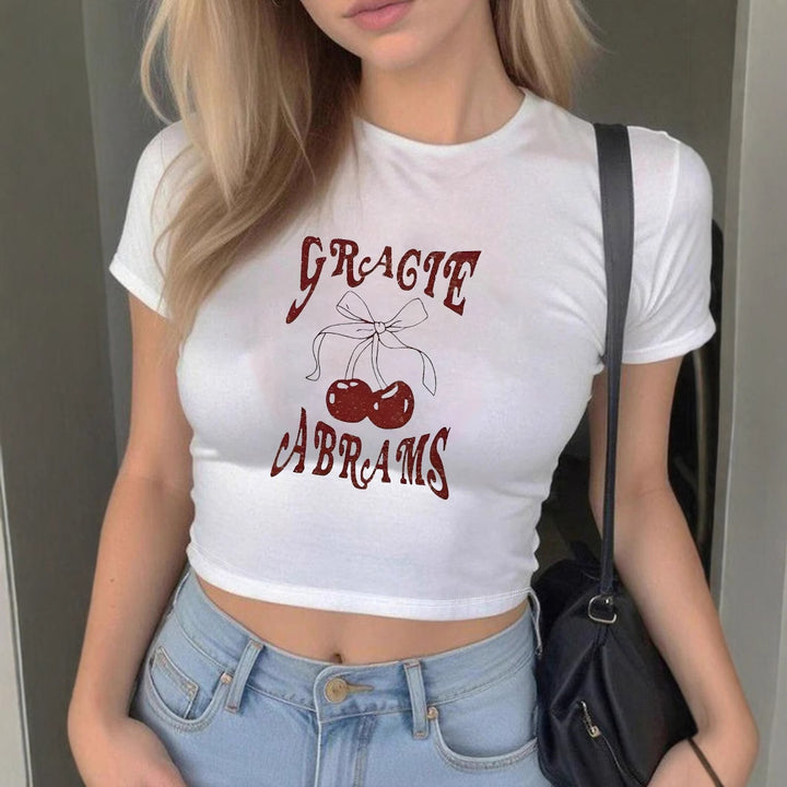 Damen Crop-T-Shirt mit fröhlichem Kirschmuster und verspieltem Schriftzug Echo Archiv