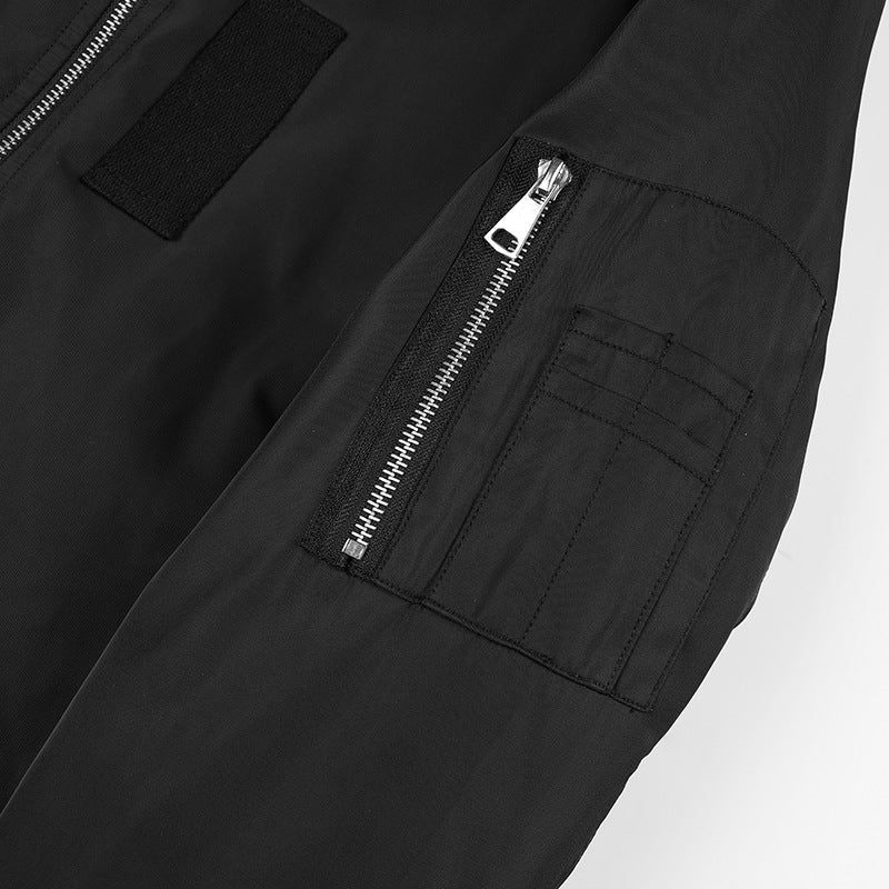 Herren Bomberjacke im Fliegerlook mit kontrastierender Innenfütterung, Ärmel‑Utilitytasche und elastischen Rippbündchen Echoarchiv
