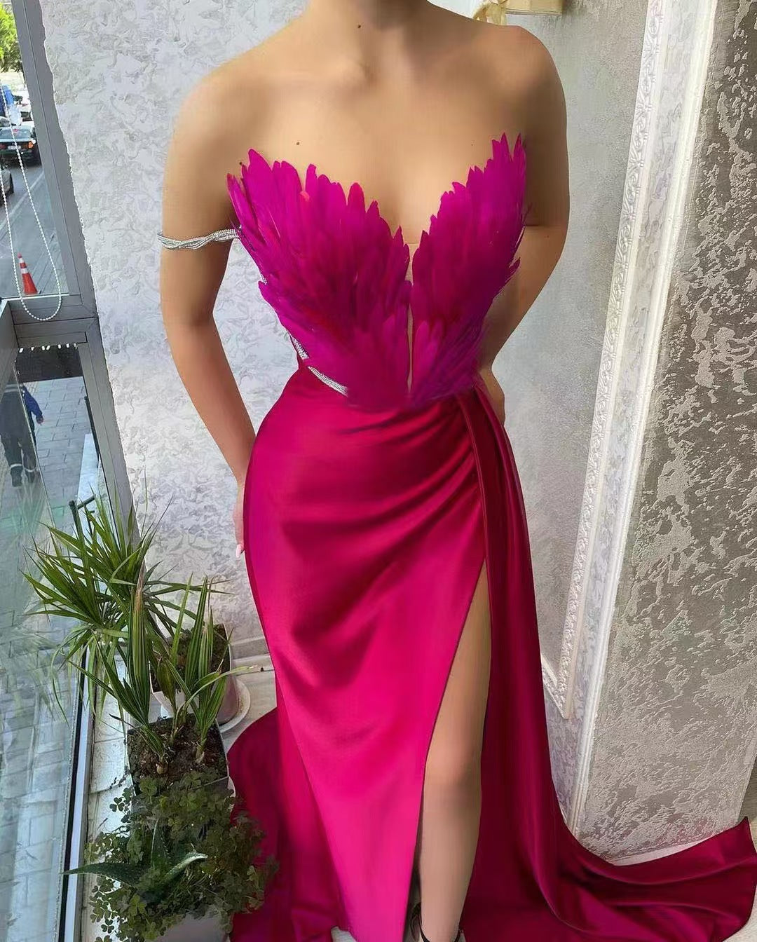 Damen Elegantes Abendkleid mit verzierten Trägern und hohen Schlitz Echo Archiv