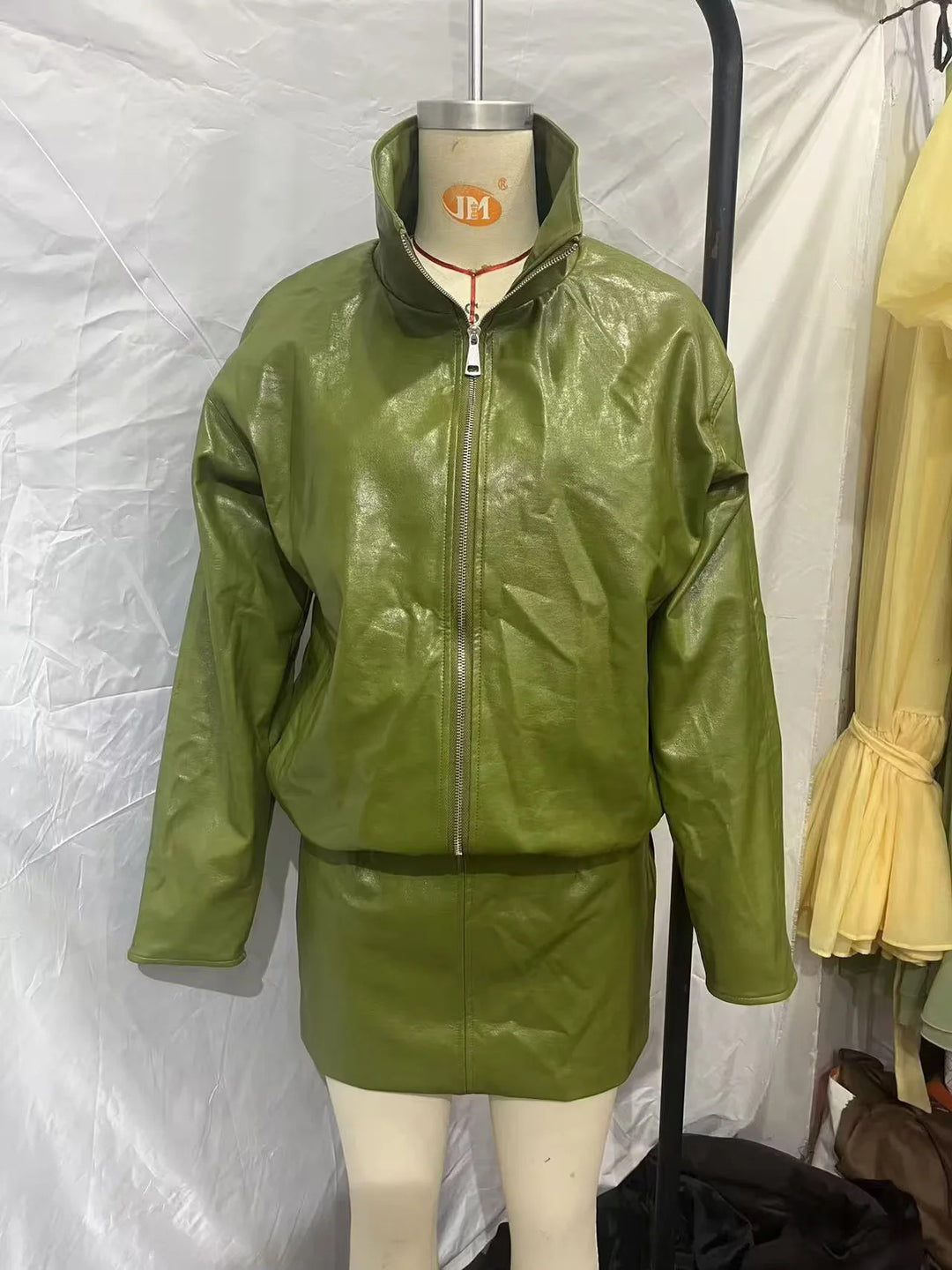 Damen tailliertes Kunstleder-Zweiteiler-Set Jacke mit hohem Stehkragen und Bleistiftrock – Élanora