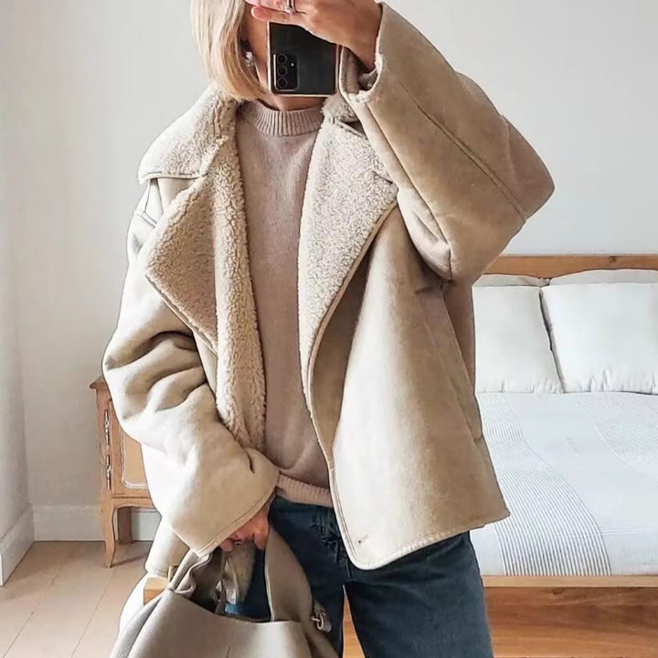 Damen Kurzjacke im Lammfell-Look mit Umlegekragen und seitlichen Eingrifftaschen Echo Archiv