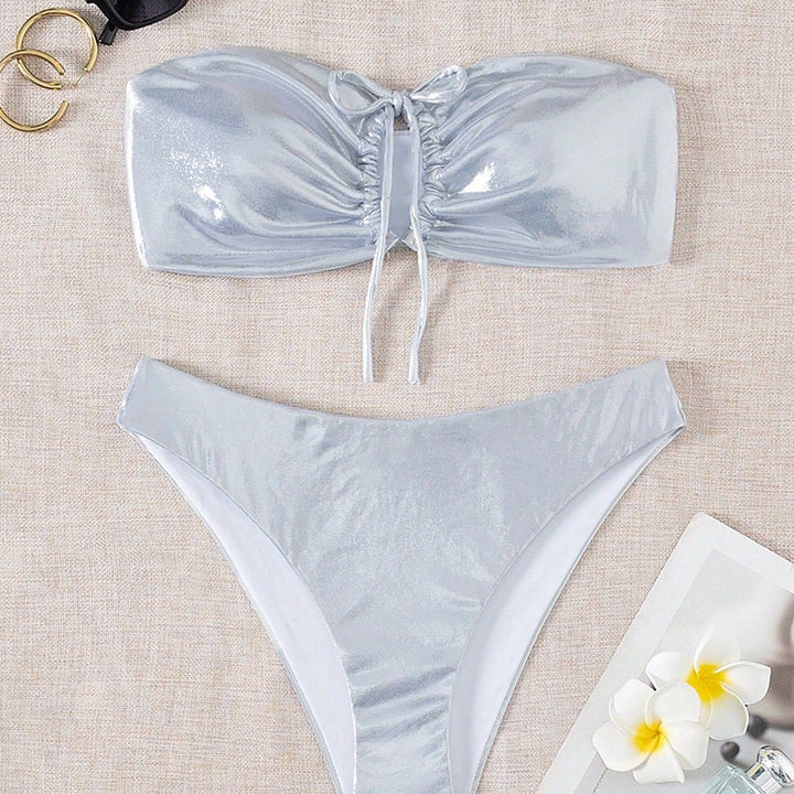 Damen Bandeau-Bikini mit glänzendem Oberteil und hohem Beinausschnitt Echo Archiv