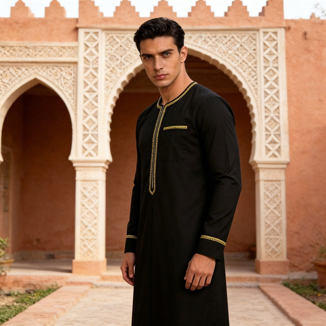 Herren Elegante Langtunika mit Rundhalsausschnitt, Frontreißverschluss und goldener Zierstickerei Echo Archiv