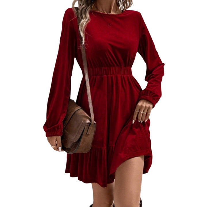 Damen Samt‑Minikleid mit elastischer Taillennaht und stufigem Volantrock – Élara