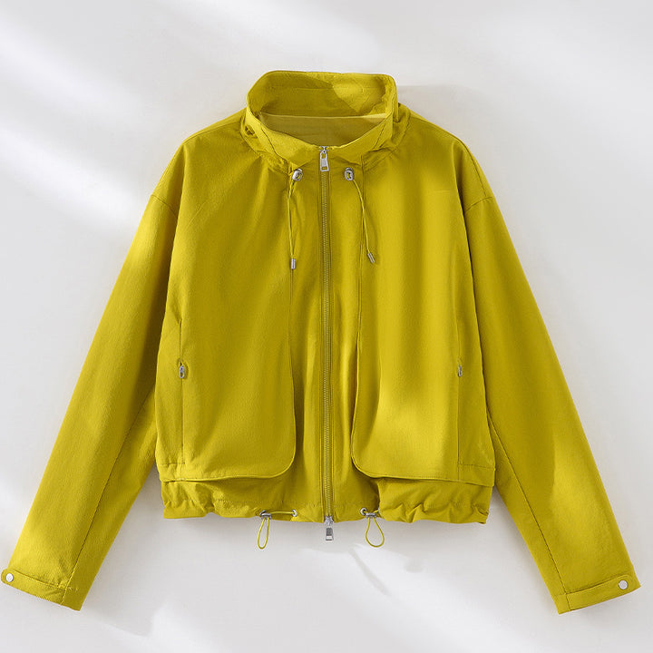 Damen Leichte Kurzjacke mit hohem Kragen, Tunnelzug und aufgesetzten Taschen Echoarchiv