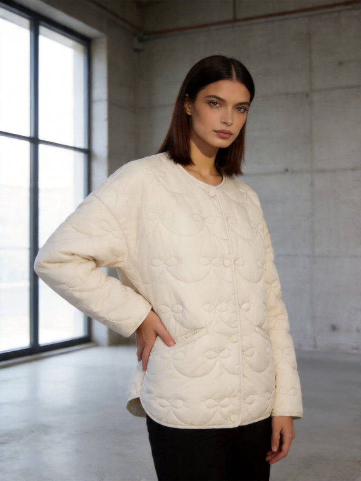 Damen Steppjacke ohne Kragen mit dekorativer Schleifen‑Steppung und Druckknopfverschluss Echo Archiv