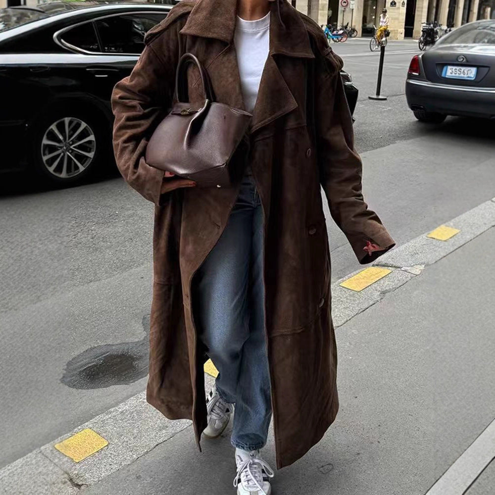 Damen Midilanger Oversize-Trenchcoat aus Veloursimitat mit doppelreihiger Knopfleiste, Schulterpatten und Bindegürtel Echo Archiv
