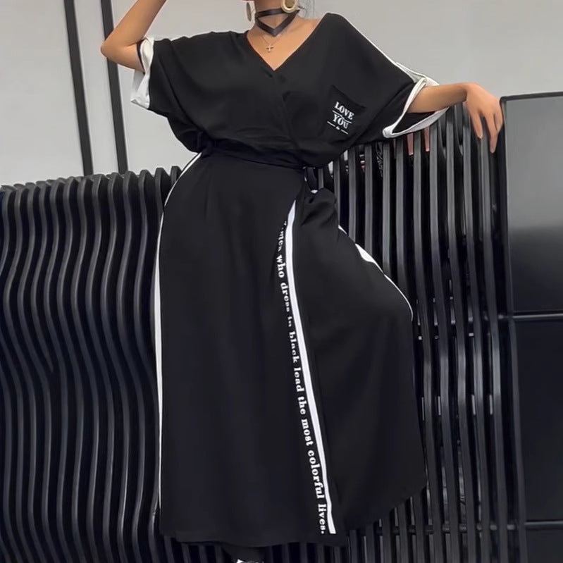 Damen nan sportlich-elegantes Maxikleid mit V-Ausschnitt, Taillengürtel, Kontrastseitenband und Brusttasche Echo Archiv