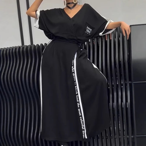 Damen nan sportlich-elegantes Maxikleid mit V-Ausschnitt, Taillengürtel, Kontrastseitenband und Brusttasche Echo Archiv