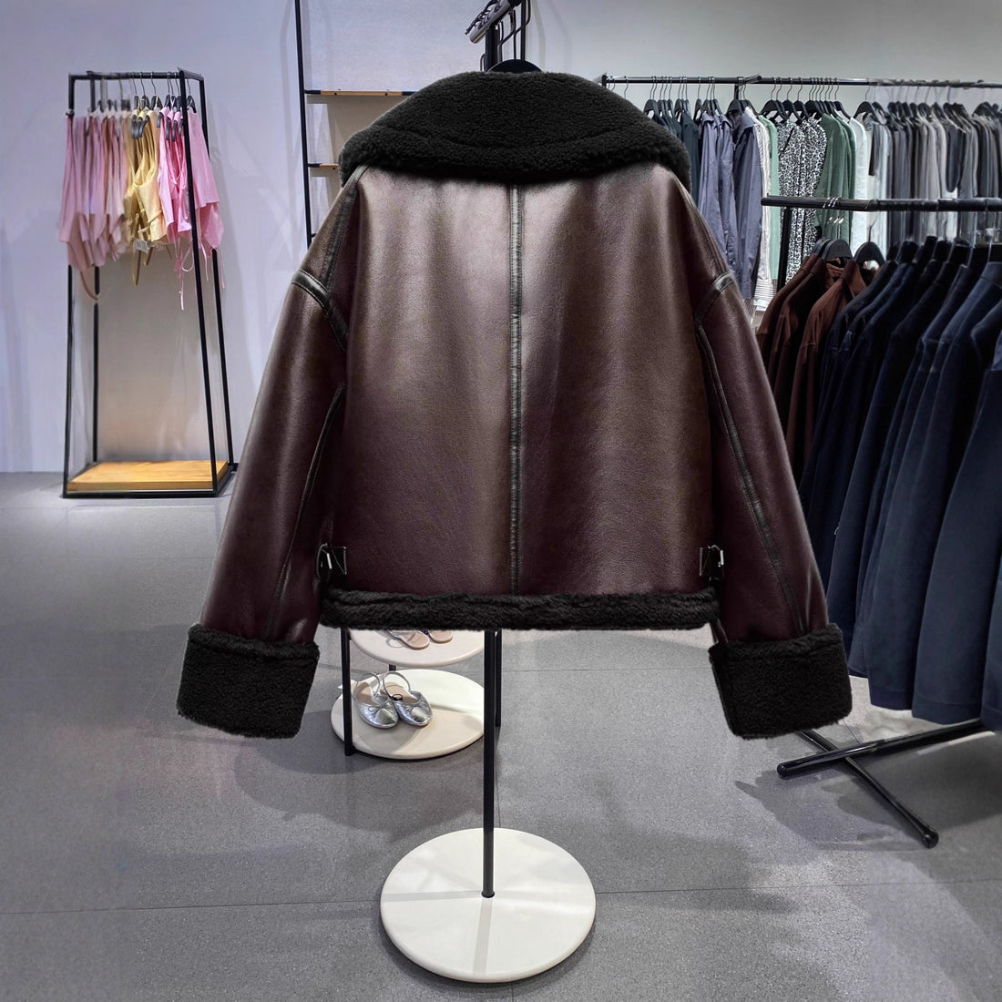 Damen Kurz geschnittene Aviator‑Jacke aus Lammfellimitat mit großem Teddykragen Echo Archiv