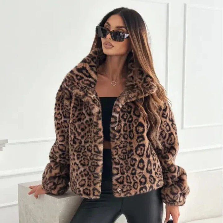 Damen nan kurze Kunstfelljacke mit Wildmuster, V-Ausschnitt und taillierter Silhouette Echo Archiv