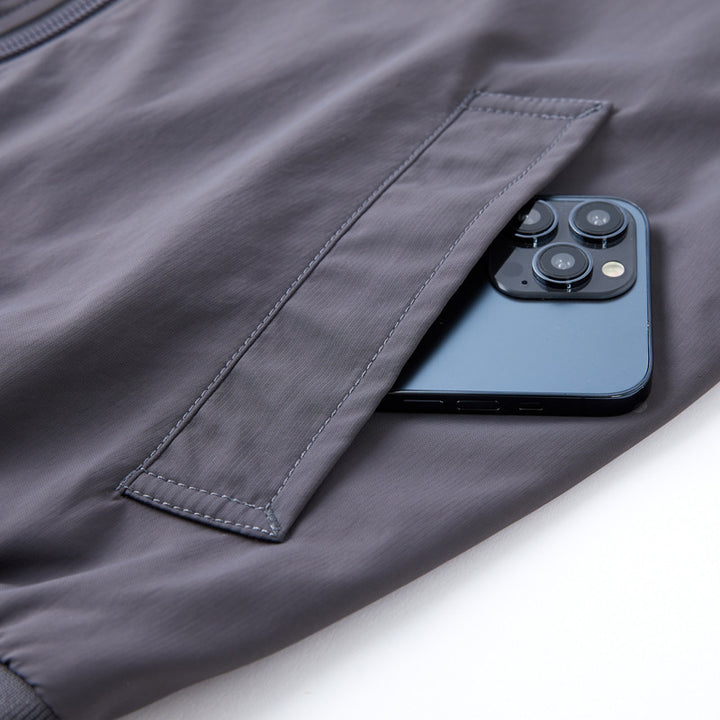 Herren minimalistischer Nylon-Bomber mit wattierter Innenlage und Ärmel-Pattentasche Echo Archiv