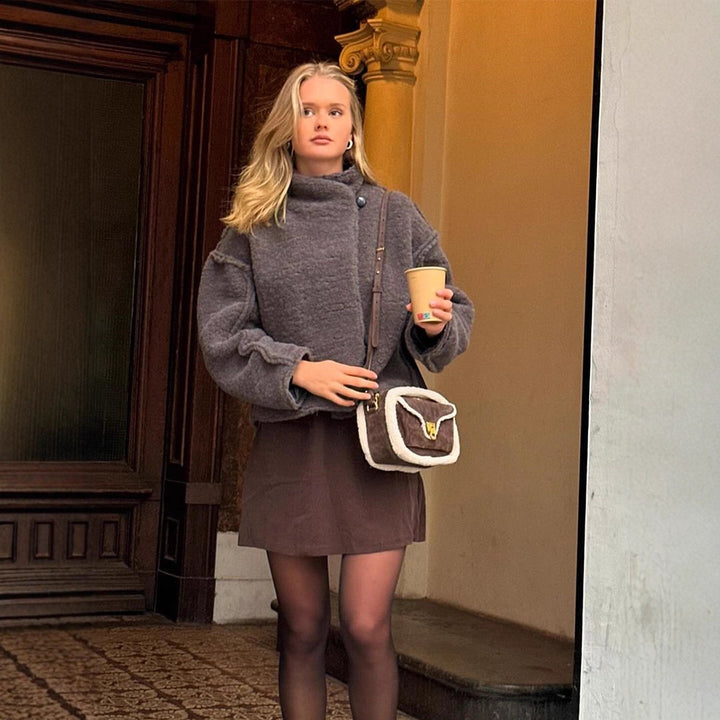 Damen Kurz geschnittener Teddy‑Fauxfur‑Blouson mit hohem Stehkragen und kastiger Silhouette Echoarchiv