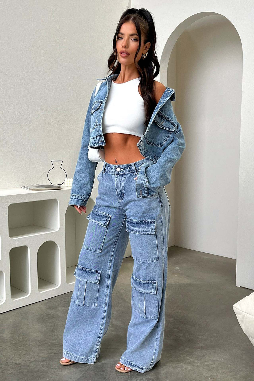 Damen nan High‑Waist Utility-Denimhose mit aufgesetzten Knie-Patches, Cargo‑Taschen und weitem Schlag Echo Archiv