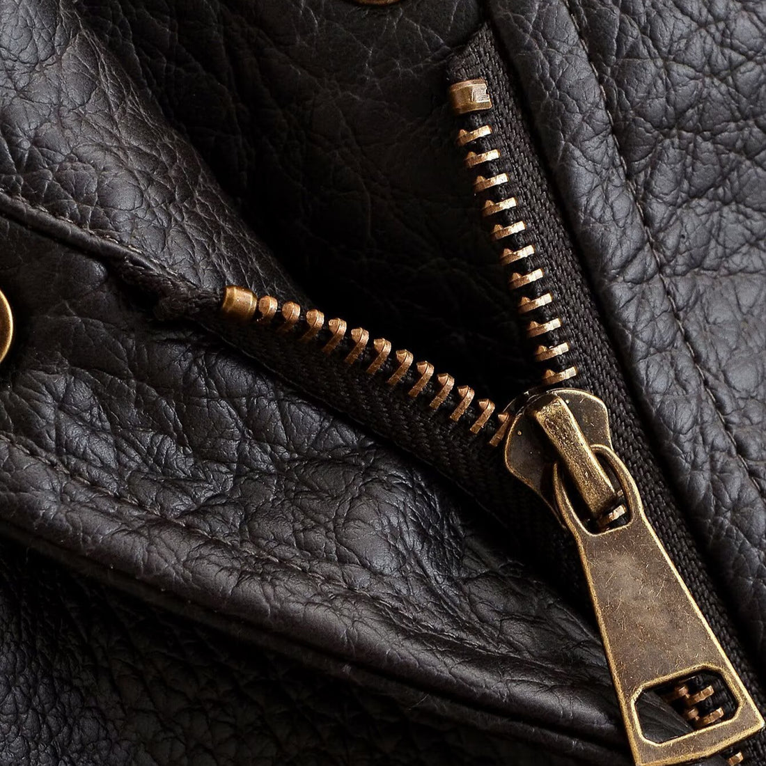 Damen Kurzjacke im Aviator‑Stil aus Kunstleder mit hohem Stehkragen, Schulterriegeln und tailliertem Rippbund Echoarchiv