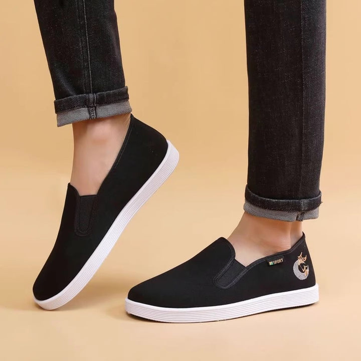 Herren Baumwoll-Slip-On mit gesticktem Motiv und rutschfester Gummisohle Echoarhiv