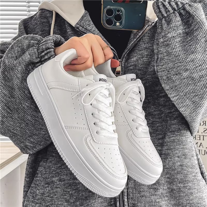 Damen Minimalistische Low-Top Plateau-Sneaker aus veganem Glattleder mit perforierten Details und gepolstertem Komfortfußbett Echoarchiv