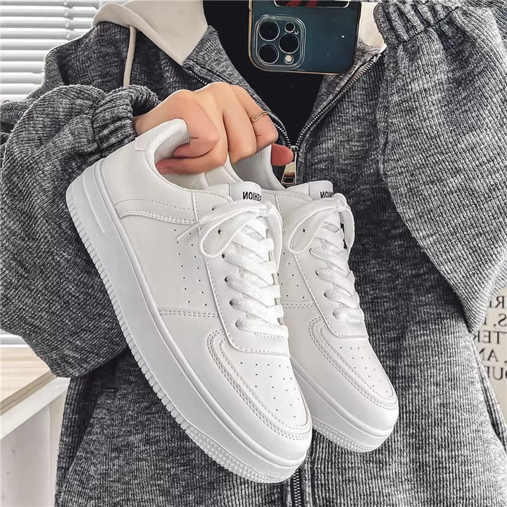 Damen Minimalistische Low-Top Plateau-Sneaker aus veganem Glattleder mit perforierten Details und gepolstertem Komfortfußbett Echoarchiv