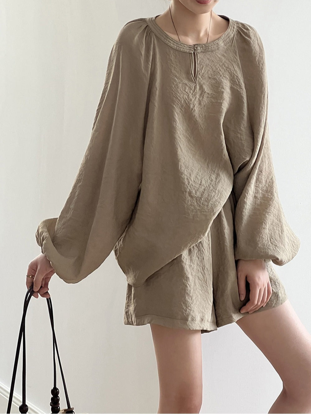 Damen Lockeres Leinen-Set mit Rundhalsausschnitt, Schlitzbluse und weiten Shorts Echoarchiv