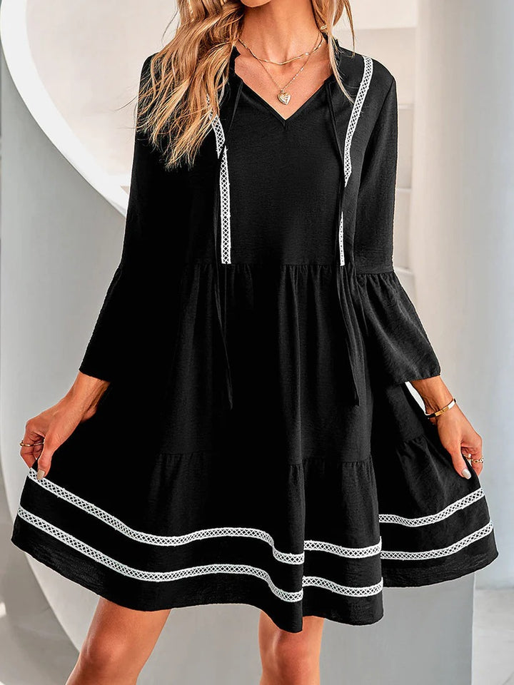 Damen Stufiges Tunika-Kleid mit V-Ausschnitt, Kordelzug und Glockenärmeln – Lunéa