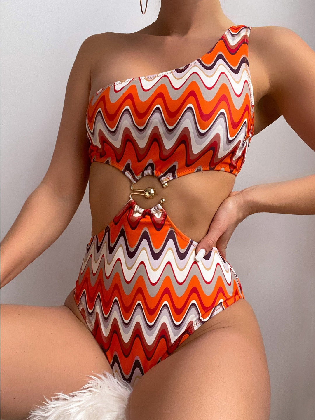 Damen Designer Badeanzug mit asymmetrischem Schnitt und sexy Cut-Outs Echo Archiv