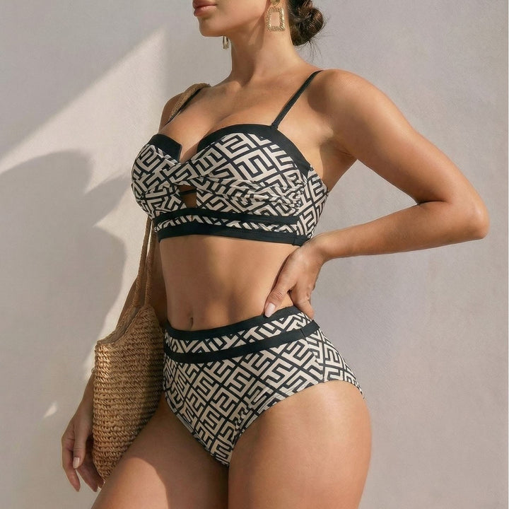 Damen Hoch geschnittener Bikini mit trendigem Cut-Out und geometrischem Muster Echo Archiv