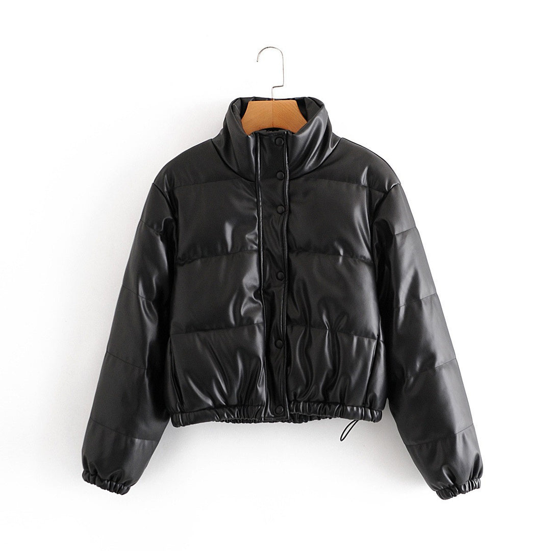 Damen kurze gesteppte Kunstleder-Steppjacke mit hohem Stehkragen, Druckknopf-Leiste und verstellbarem Kordelzugsaum – Célinea