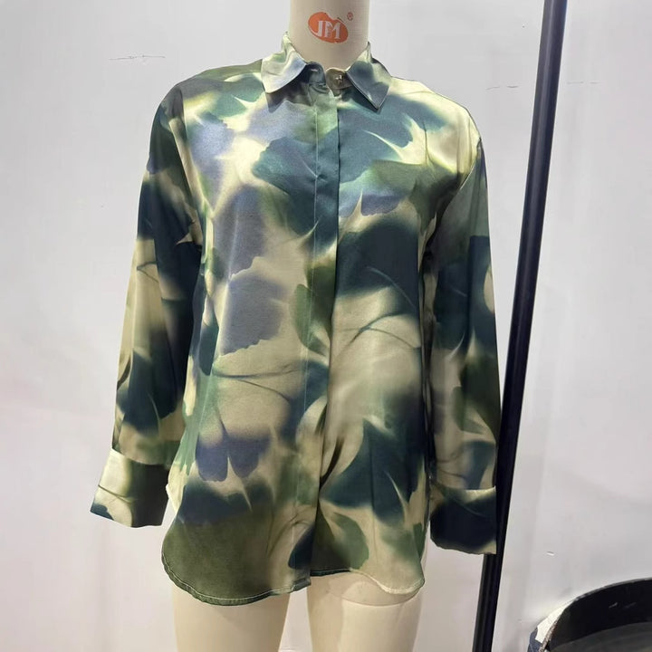 Damen nan seidenähnliche Hemdbluse mit verdeckter Knopfleiste und abstraktem Print Echo Archiv