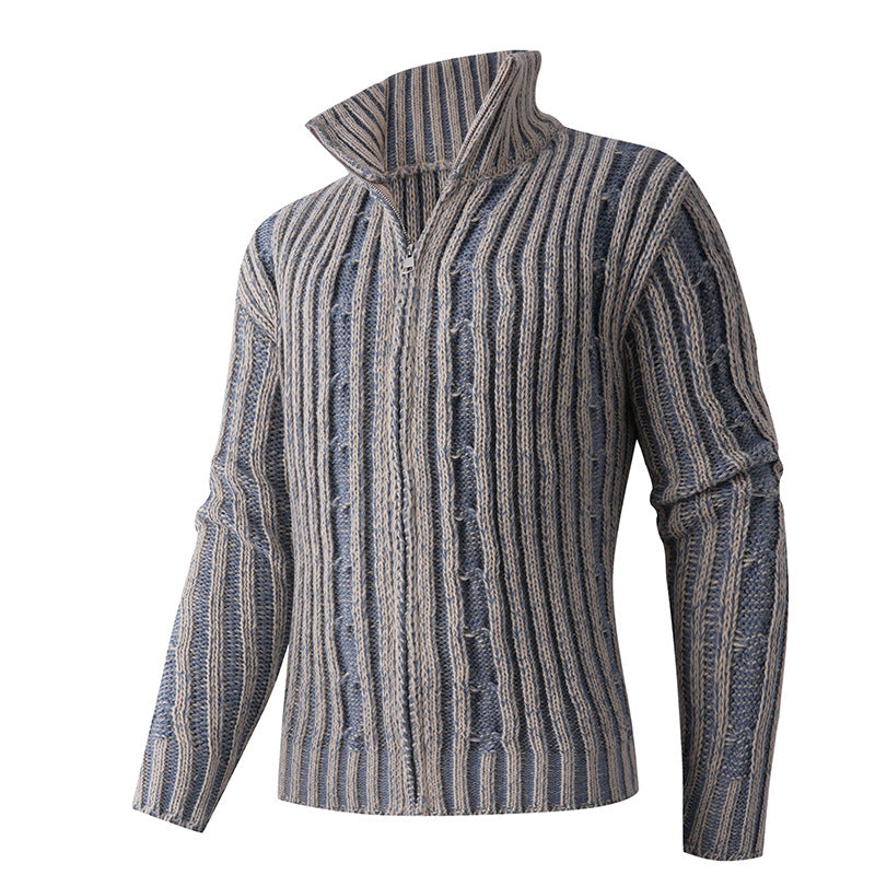 Herren Strickjacke mit Hochkragen und anspruchsvollem Zopfmuster Echoarchiv