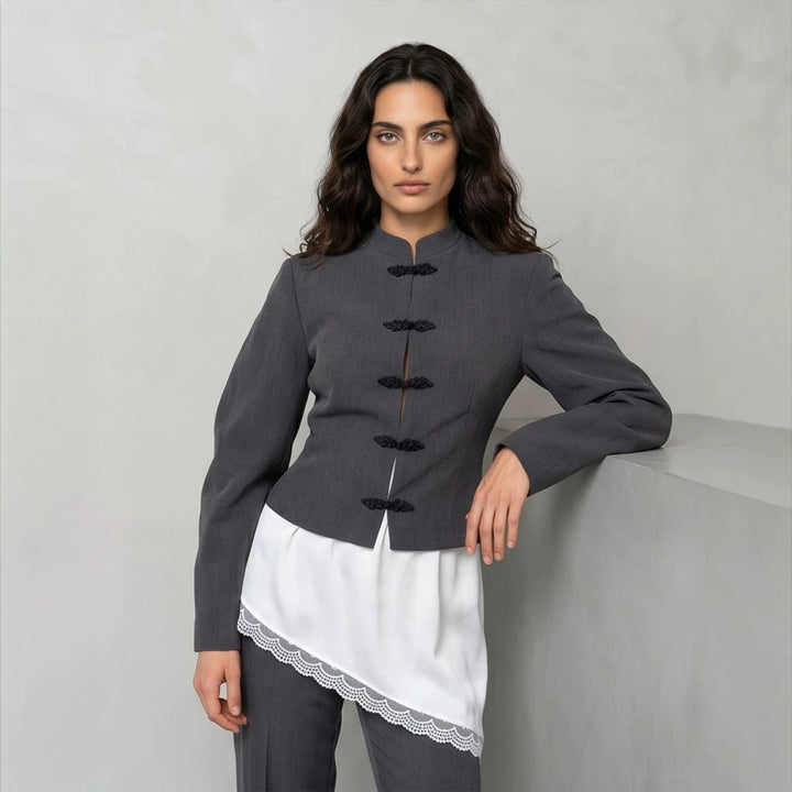 Damen Taillierter Cropped-Blazer mit Mandarin-Kragen und Zierknotenverschluss Echoarchiv