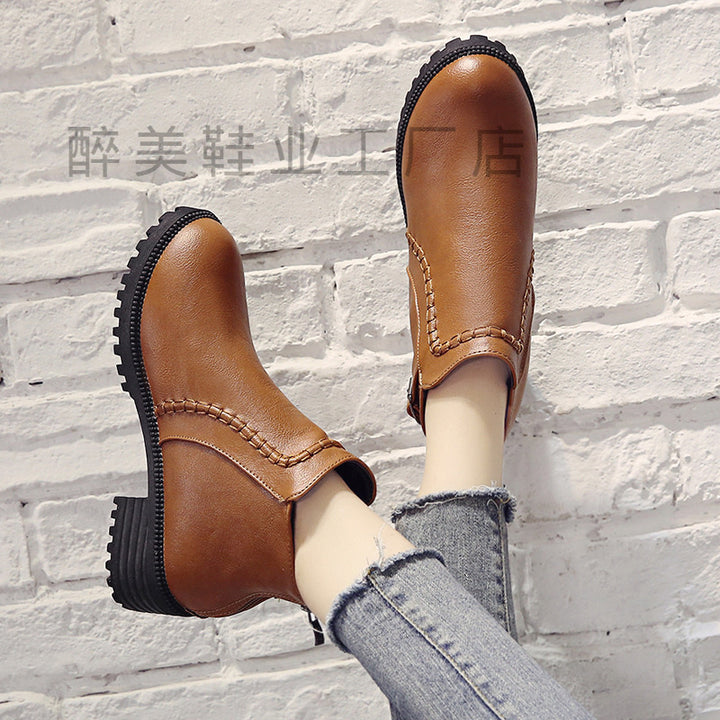 Damen Kurzschaft-Ankleboots mit Ziernaht, robuster Lug‑Sohle und verstellbarem Schnallenriemen – Varelle