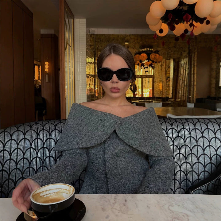Damen Elegantes Bouclé-Set mit schulterfreiem Jackett und tailliertem Bleistiftrock Echoarchiv