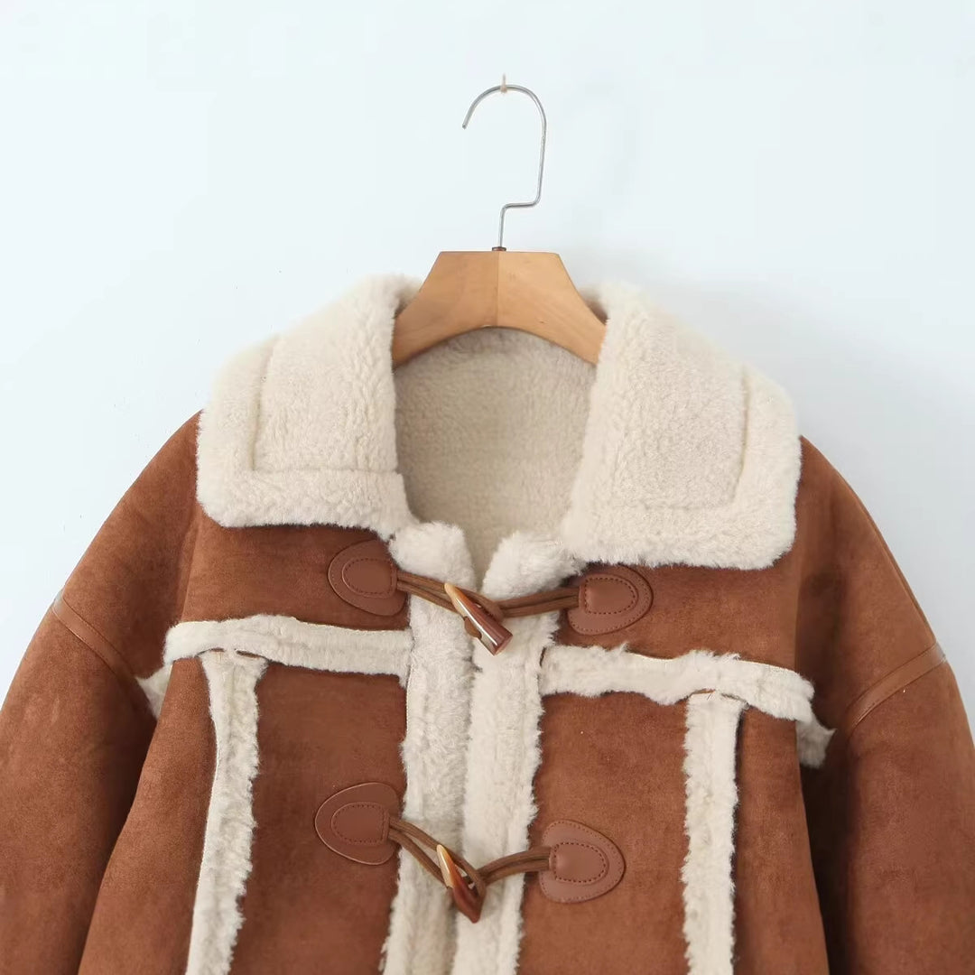 Damen Kurze Lammfelloptik-Jacke im Shearling-Look mit Knebelverschluss und Kontrastbesatz Echoarchiv