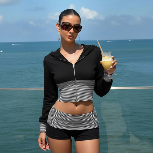 Damen nan kurz geschnittenes Lounge-Set mit Kapuzen-Cropped-Zip und gestreiften Highwaist-Shorts Echo Archiv