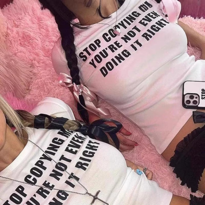 Damen Crop-T-Shirt mit motivierendem Schriftzug und figurbetontem Schnitt Echo Archiv