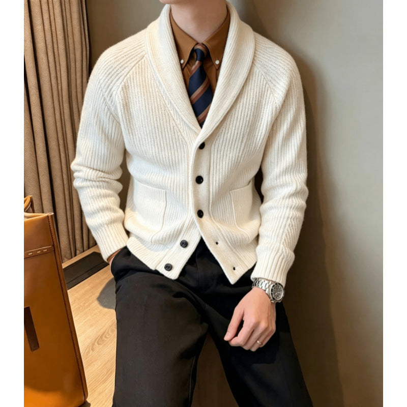 Herren Schalkragen-Strickcardigan mit Rippenstruktur, Knopfleiste und aufgesetzten Taschen Echoarchiv