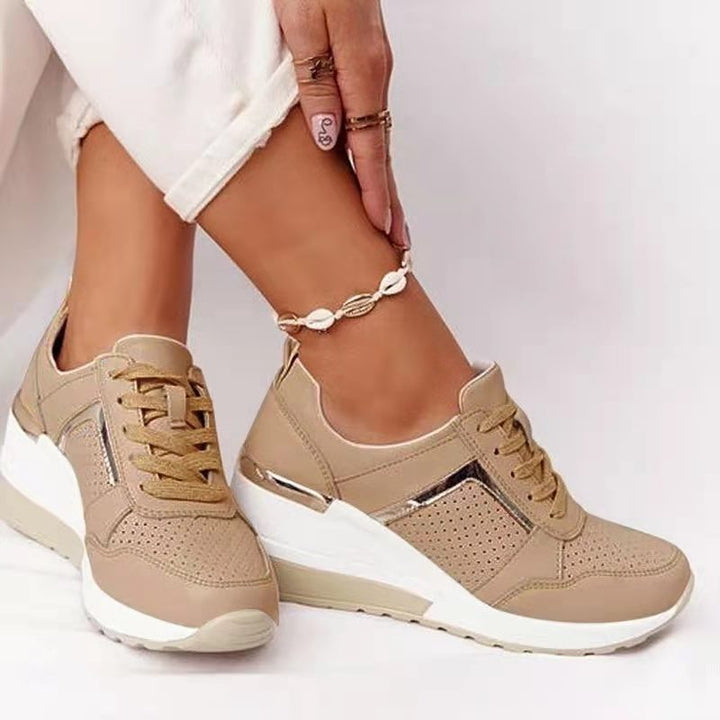 Damen Keil-Sneaker mit perforiertem Obermaterial, gepolstertem Komfortkragen und reflektierenden Metalldetails Echo Archiv
