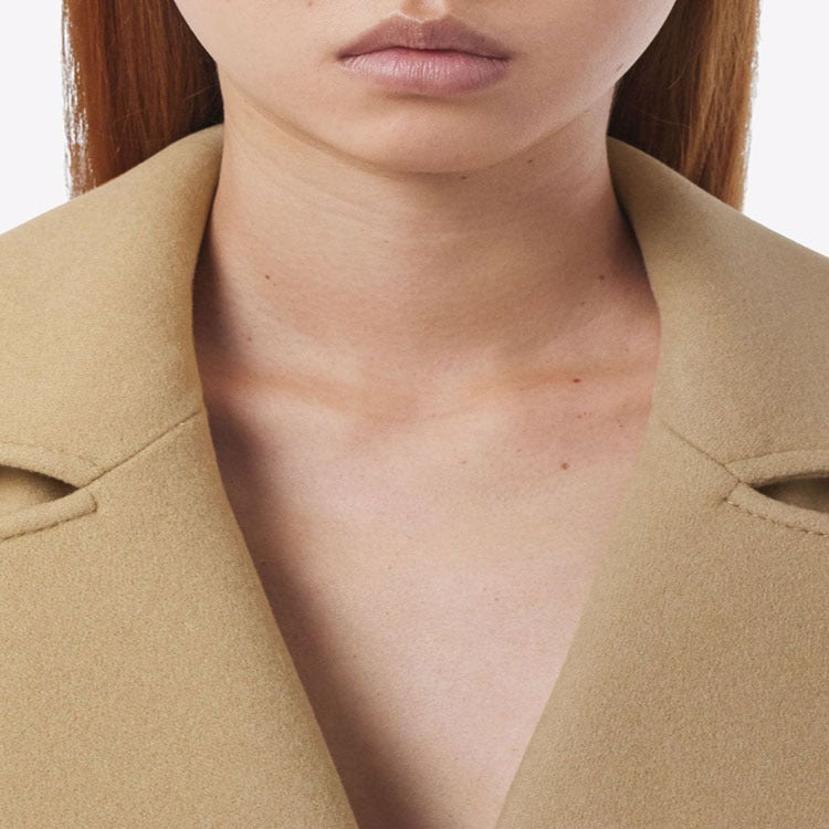 Damen Midilanger Wollmix-Longcoat mit doppelter Schulterpasse, Pattentaschen und dezenter Taillierung Echoarchiv