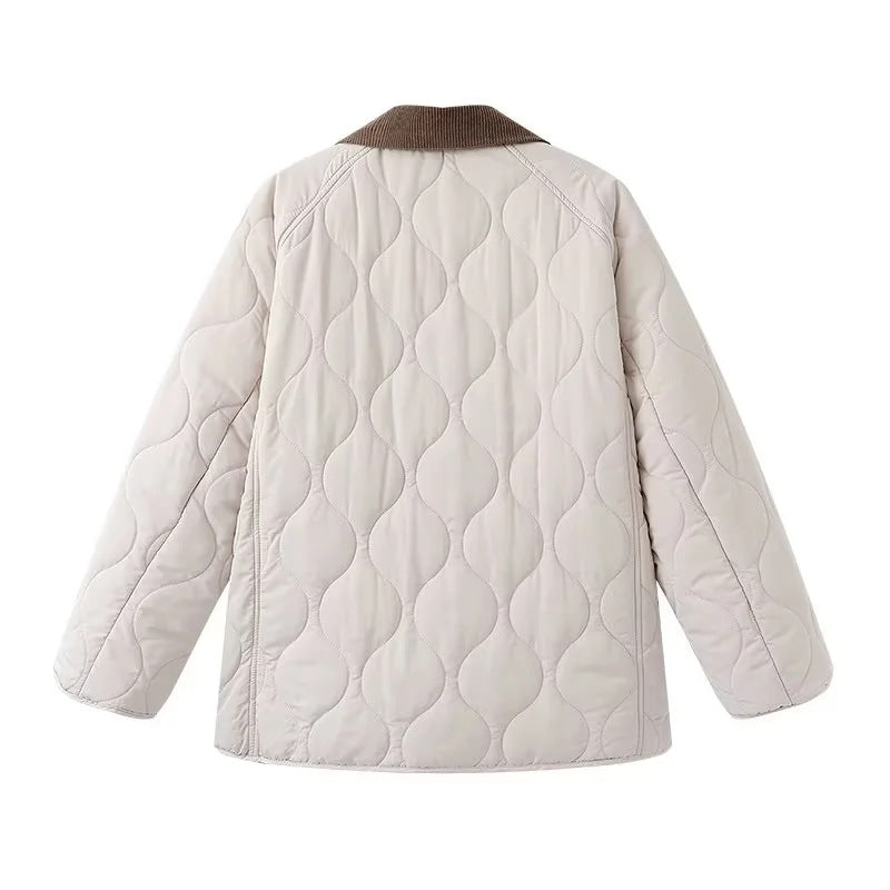 Damen gesteppte Jacke mit organischer Wellensteppung, Cordkragen und großzügigen Pattentaschen – Célinea