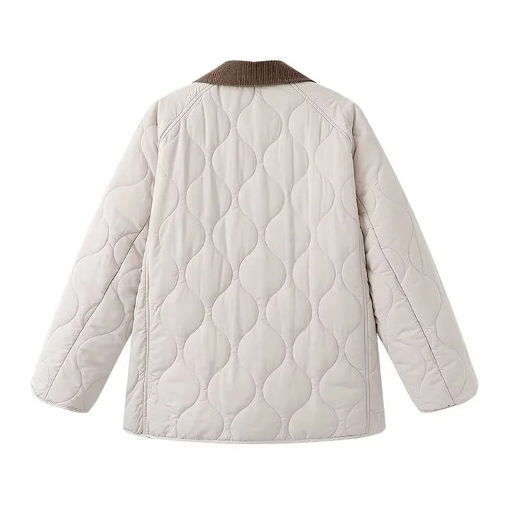 Damen gesteppte Jacke mit organischer Wellensteppung, Cordkragen und großzügigen Pattentaschen – Célinea