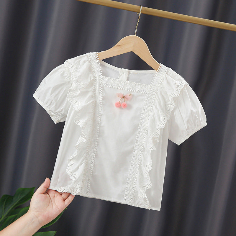 Mädchen Bluse mit verspieltem Rüschendesign und kunstvoller Häkelverzierung Echo Archiv