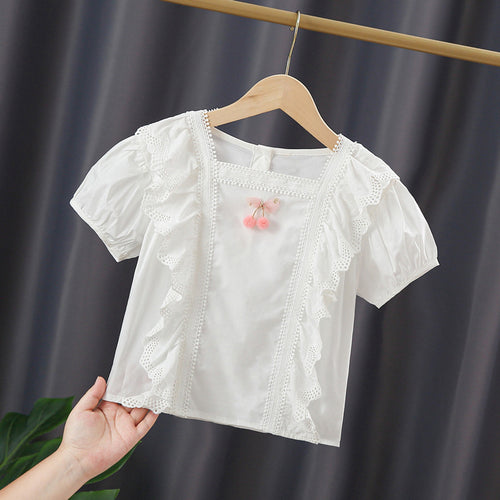 Mädchen Bluse mit verspieltem Rüschendesign und kunstvoller Häkelverzierung Echo Archiv