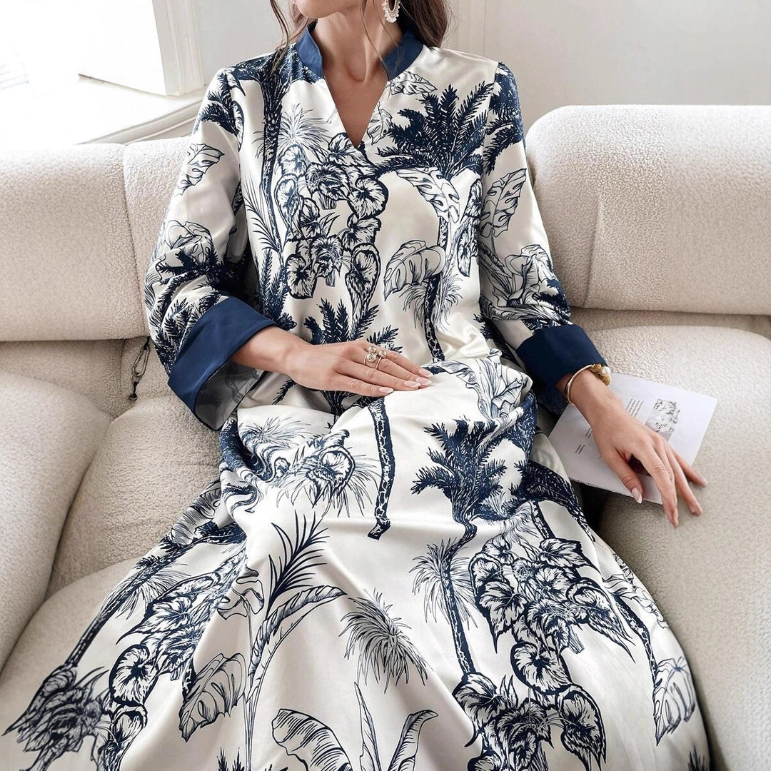 Damen Maxikleid in Satinoptik mit Palmenprint, Stehkragen und weitem 3/4-Ärmel – Valéora