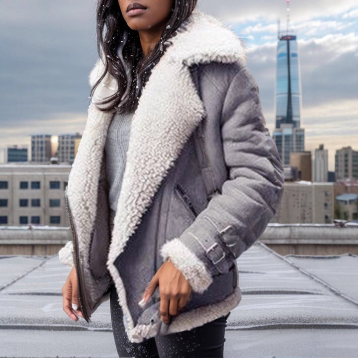 Damen Kurz geschnittene Aviator-Lederjacke mit Teddyfell‑Futter und Reißverschlussdetails Echo Archiv