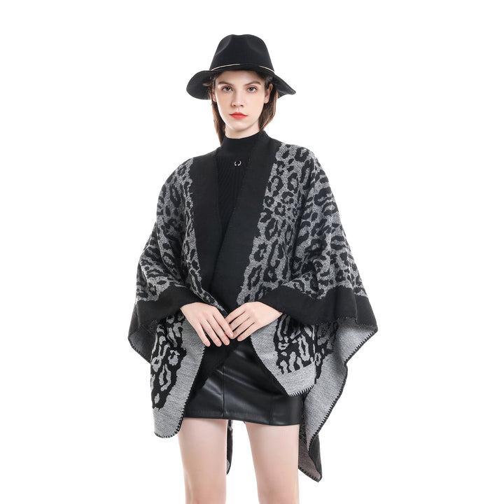 Damen Grobgewebter Jacquard‑Umhang mit Leo‑Print und offener Kimono‑Silhouette – Avérine