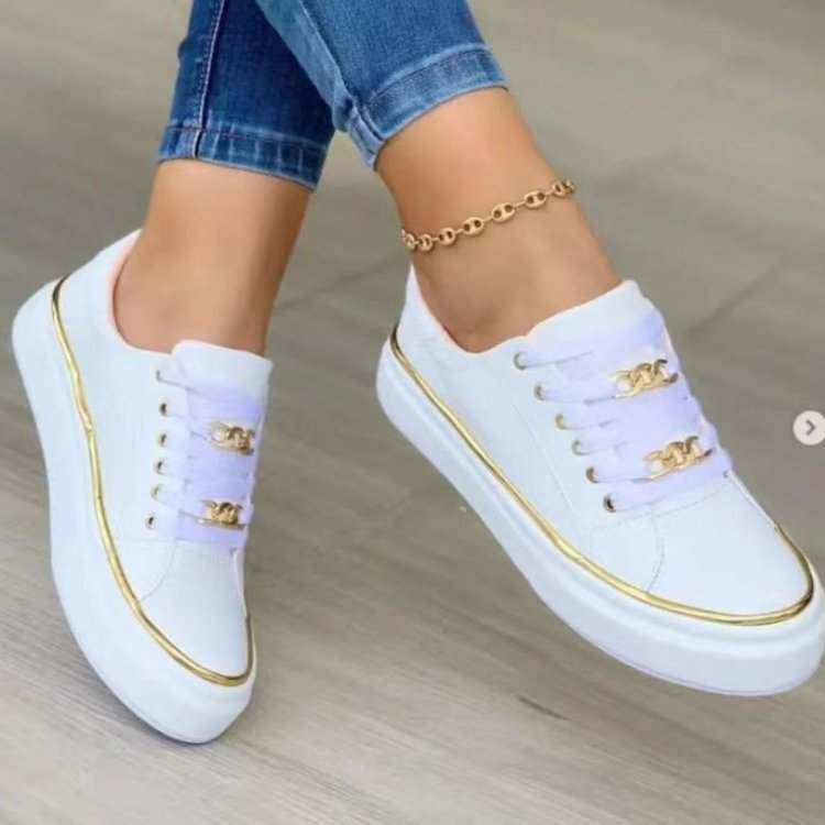 Damen Plateausneaker mit goldener Zierkante und Schmuckketten‑Details Echoarchiv