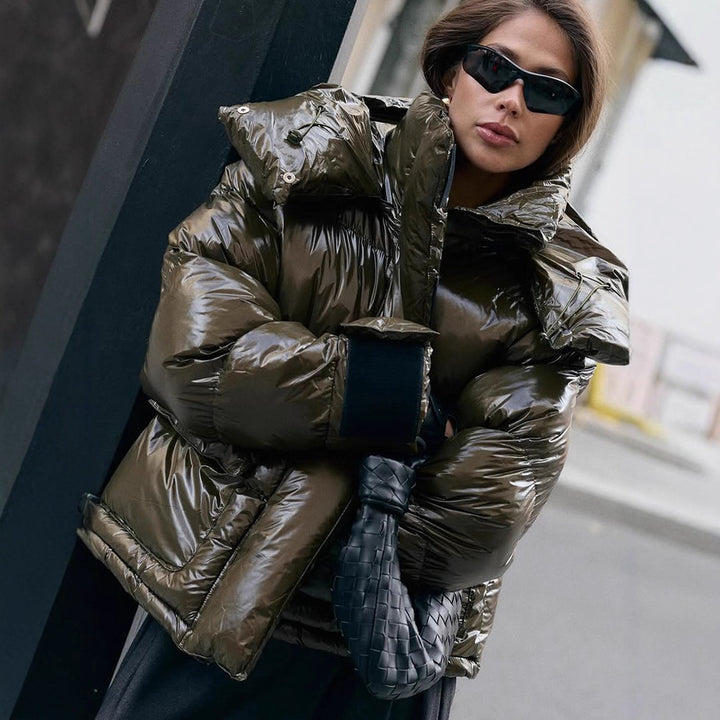 Damen wattierte Kurzjacke mit Hochglanzfinish, Oversize-Schnitt und Kapuze Echoarchiv
