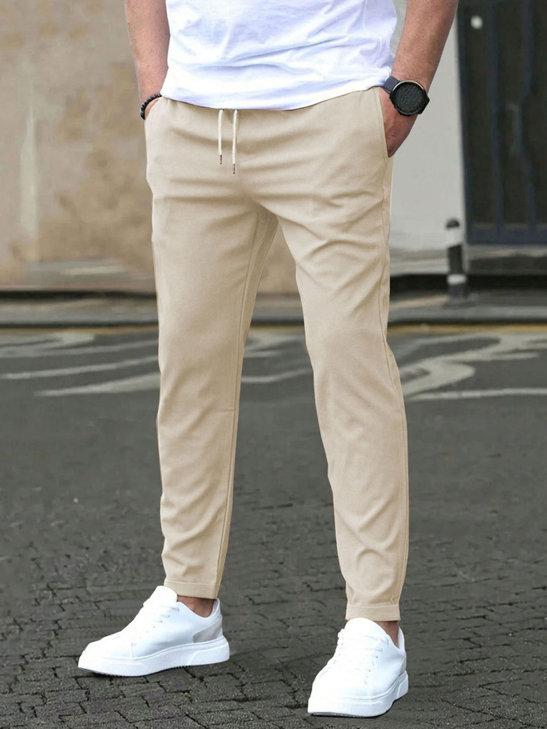 Herren Slim-Fit Jogginghose mit Kordelzug, Seitentaschen und schmalem Knöchelabschluss – Sorevano