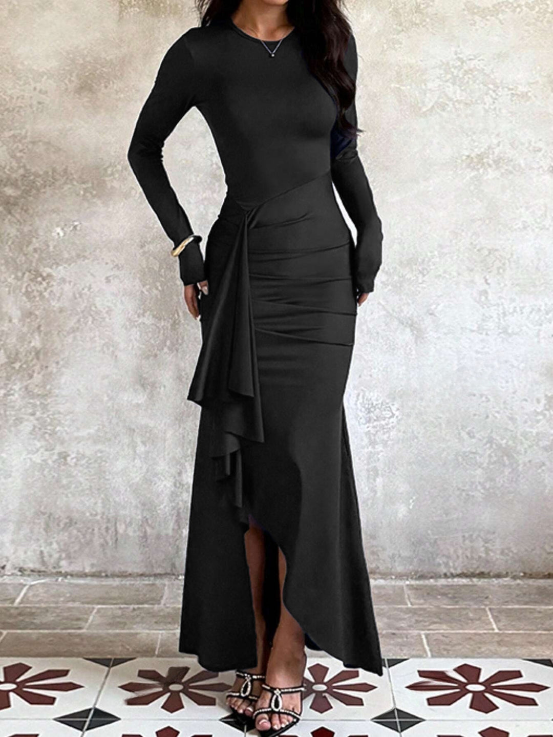 Damen nan eng anliegendes Abendkleid mit langen Ärmeln, geraffter Taille und asymmetrischem Volant Echo Archiv